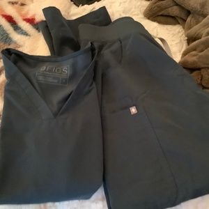 casma three-pocket scrub top - s - dark harbor